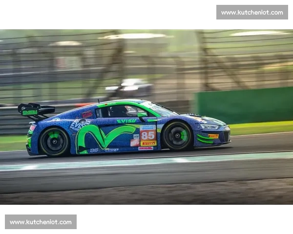 致命失控！赛车时速 200 公里飞出场外，观众尖叫逃命瞬间曝光